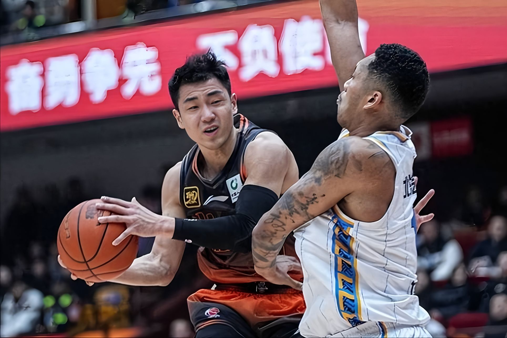 刚刚！山东男篮今晨官宣签约里昂加时末段刷新队史纪录，洛杉矶湖人战术微调备战荷甲的简单介绍